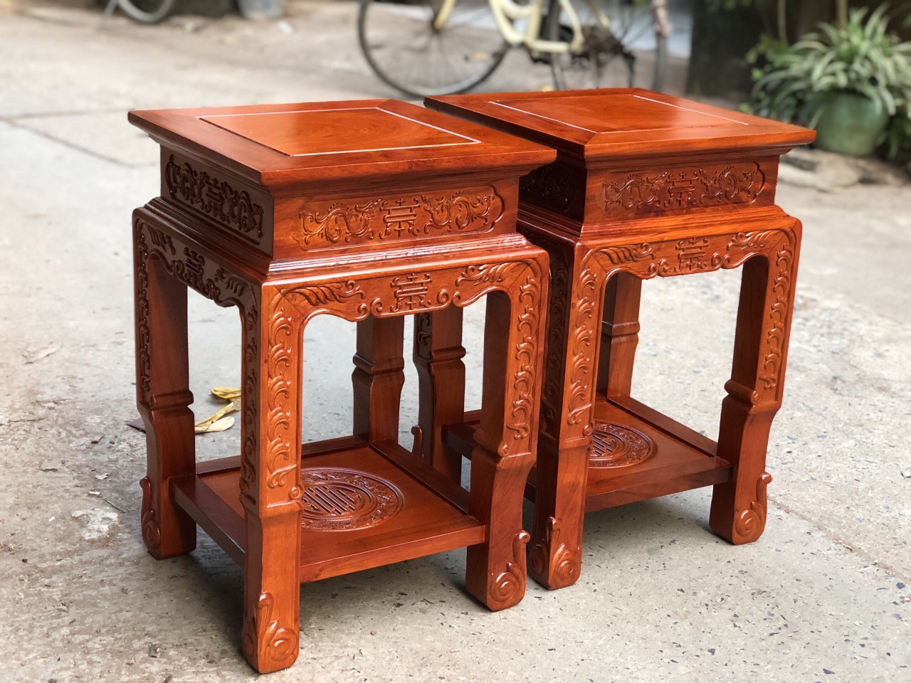 Đôn vuông hoa lá tây chạm chữ thọ