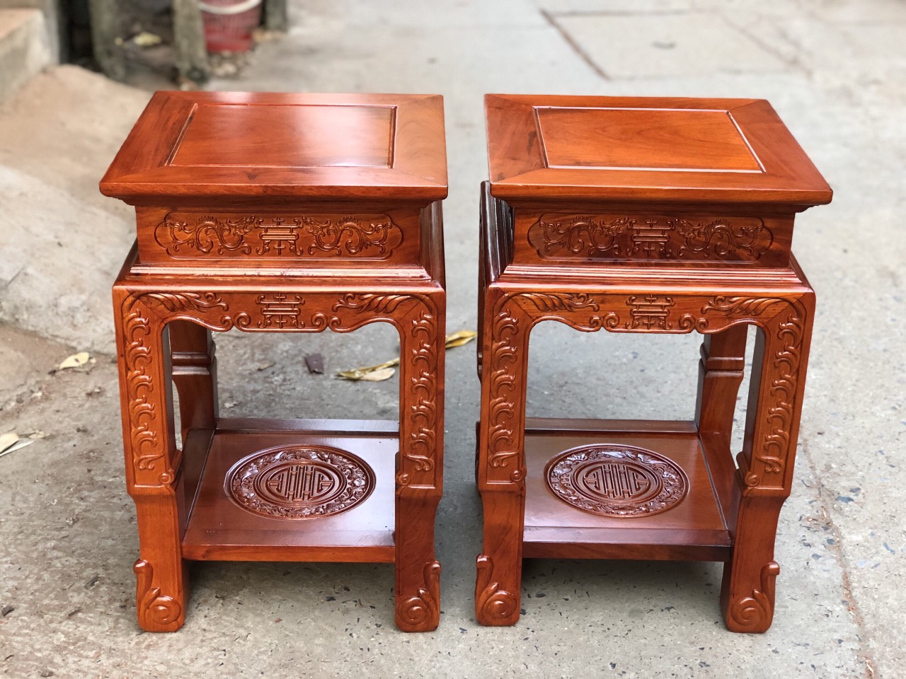 Đôn vuông hoa lá tây chạm chữ thọ