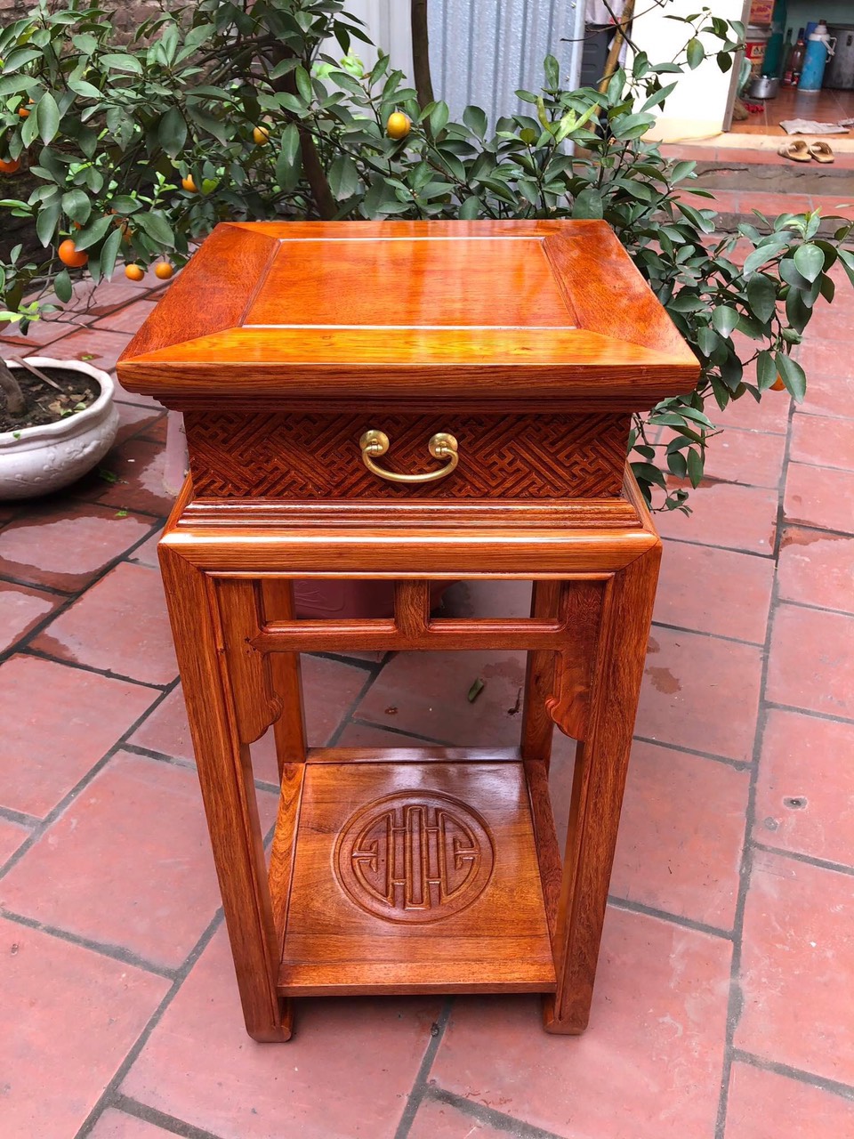 Đôn vuông chạm gấm chữ thọ