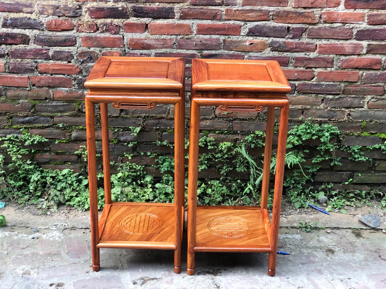 Đôn vuông chữ thọ chân tròn