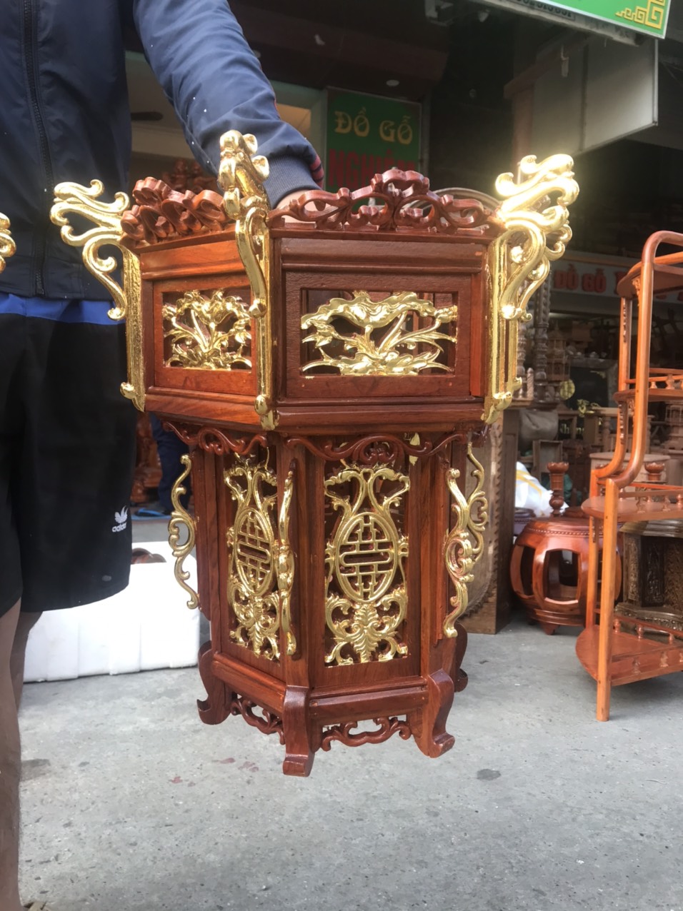 Đèn lồng gỗ hương dát vàng