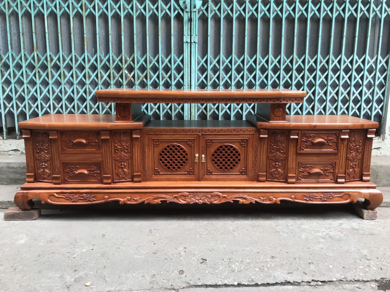 Kệ tivi trạm dơi ngậm khánh