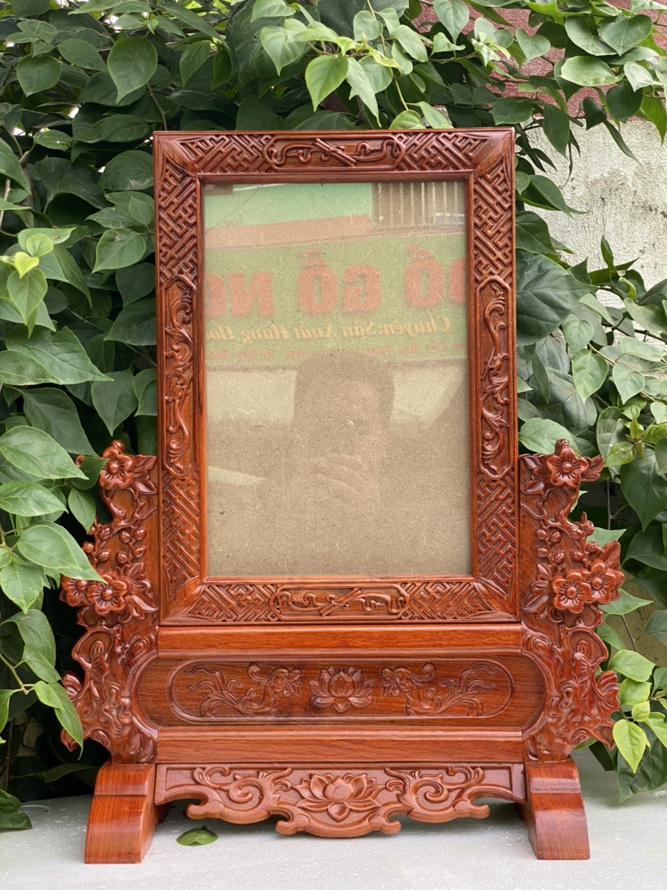 Khung ảnh thờ hoa mai chạm gấm