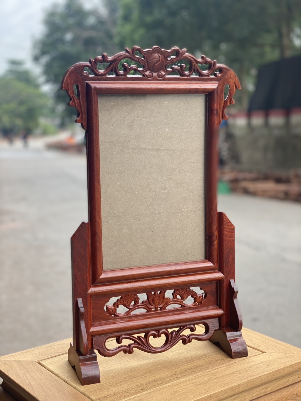 Khung ảnh thờ chạm hoa sen
