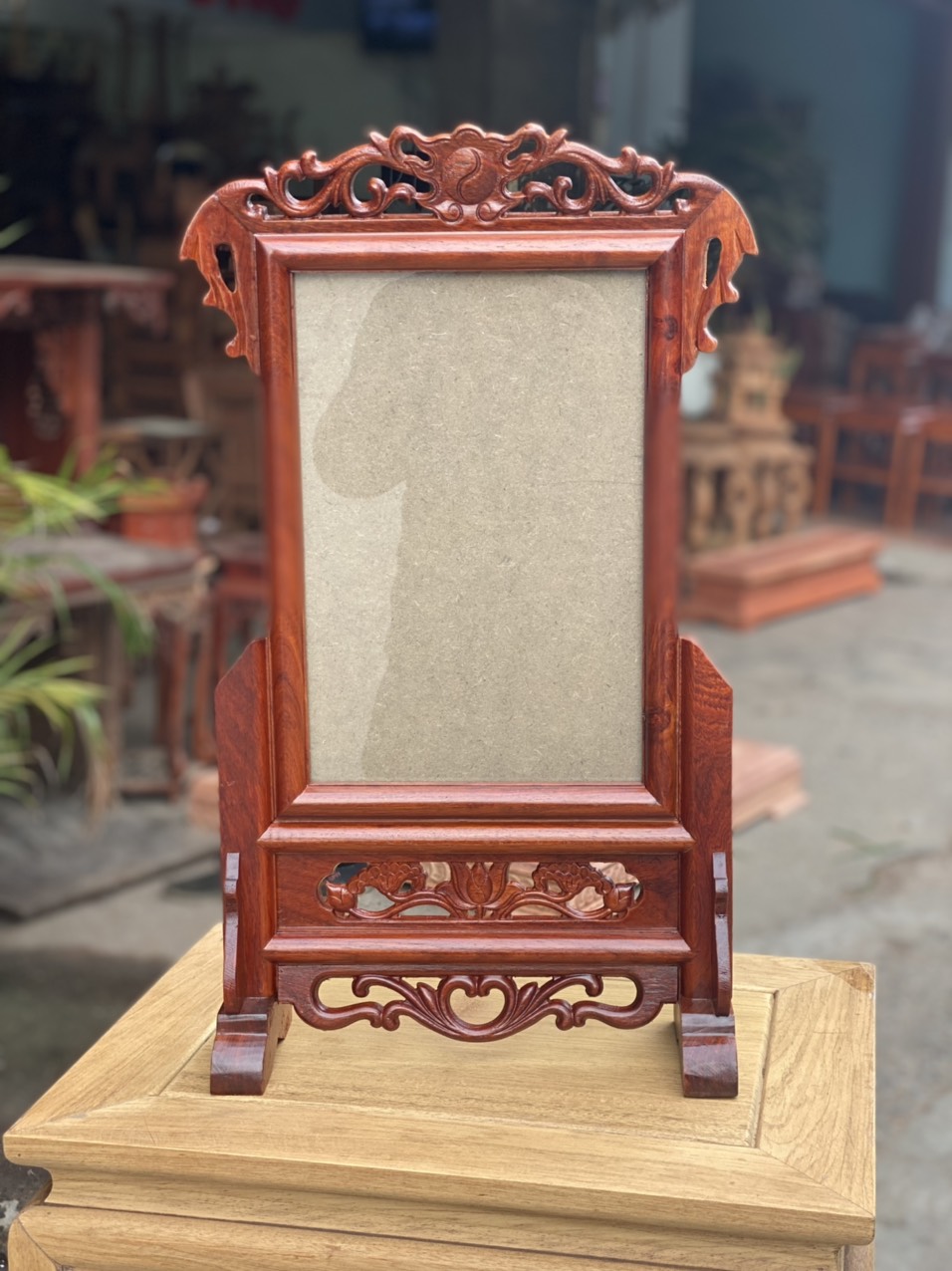 Khung ảnh thờ chạm hoa sen