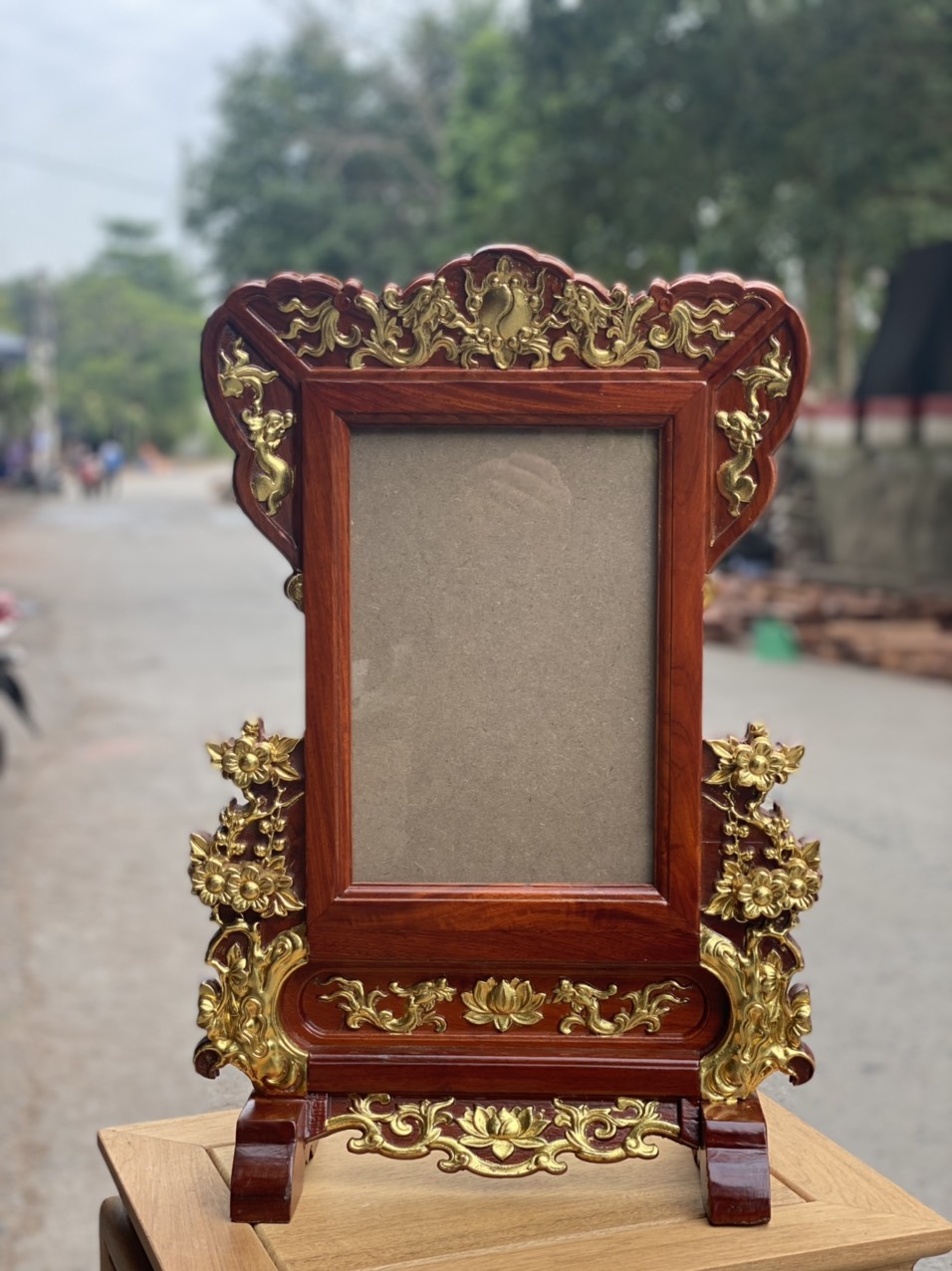 Khung ảnh thờ hoa mai dát vàng