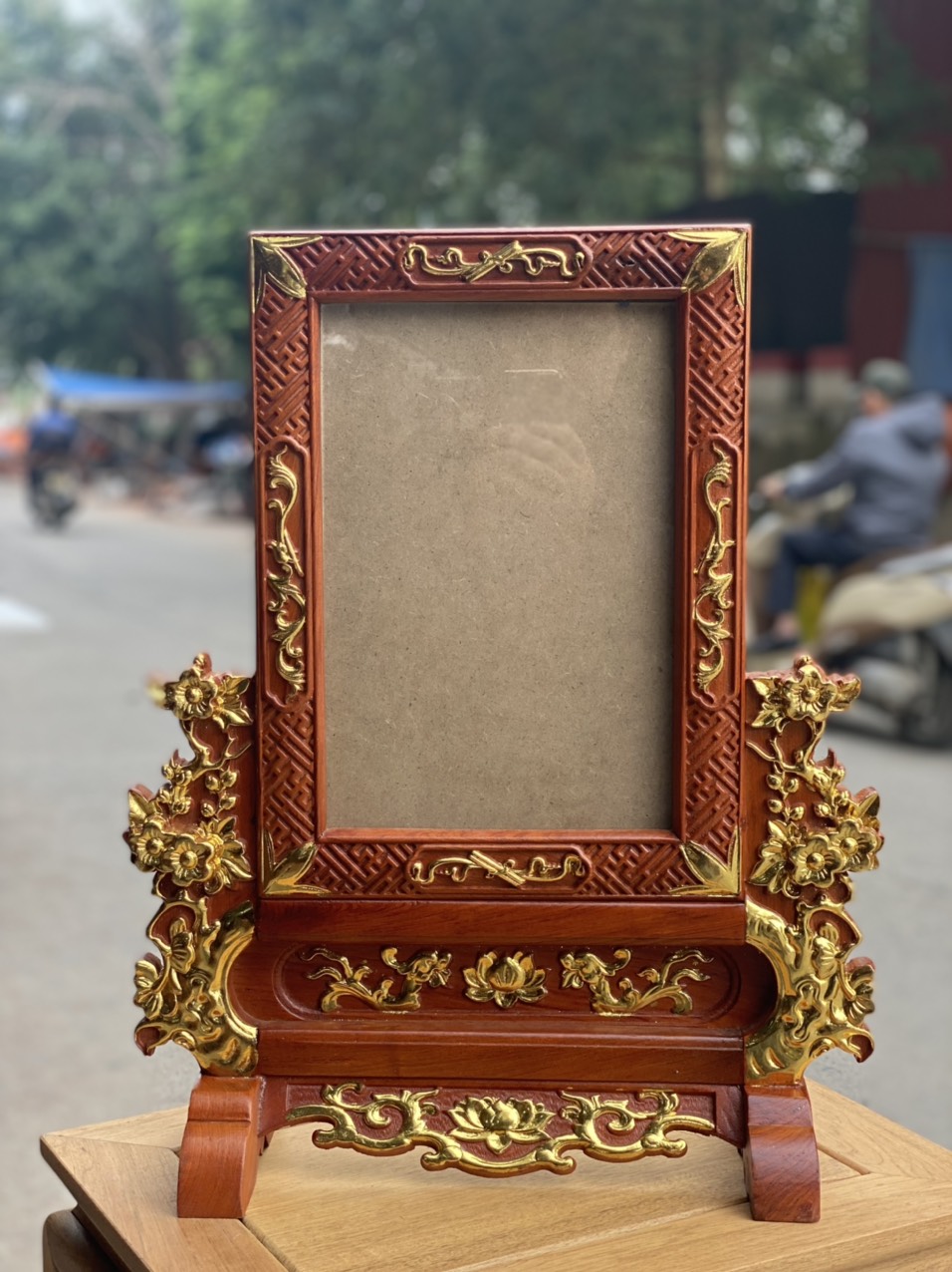 Khung ảnh thờ hoa mai chạm gấm dát vàng