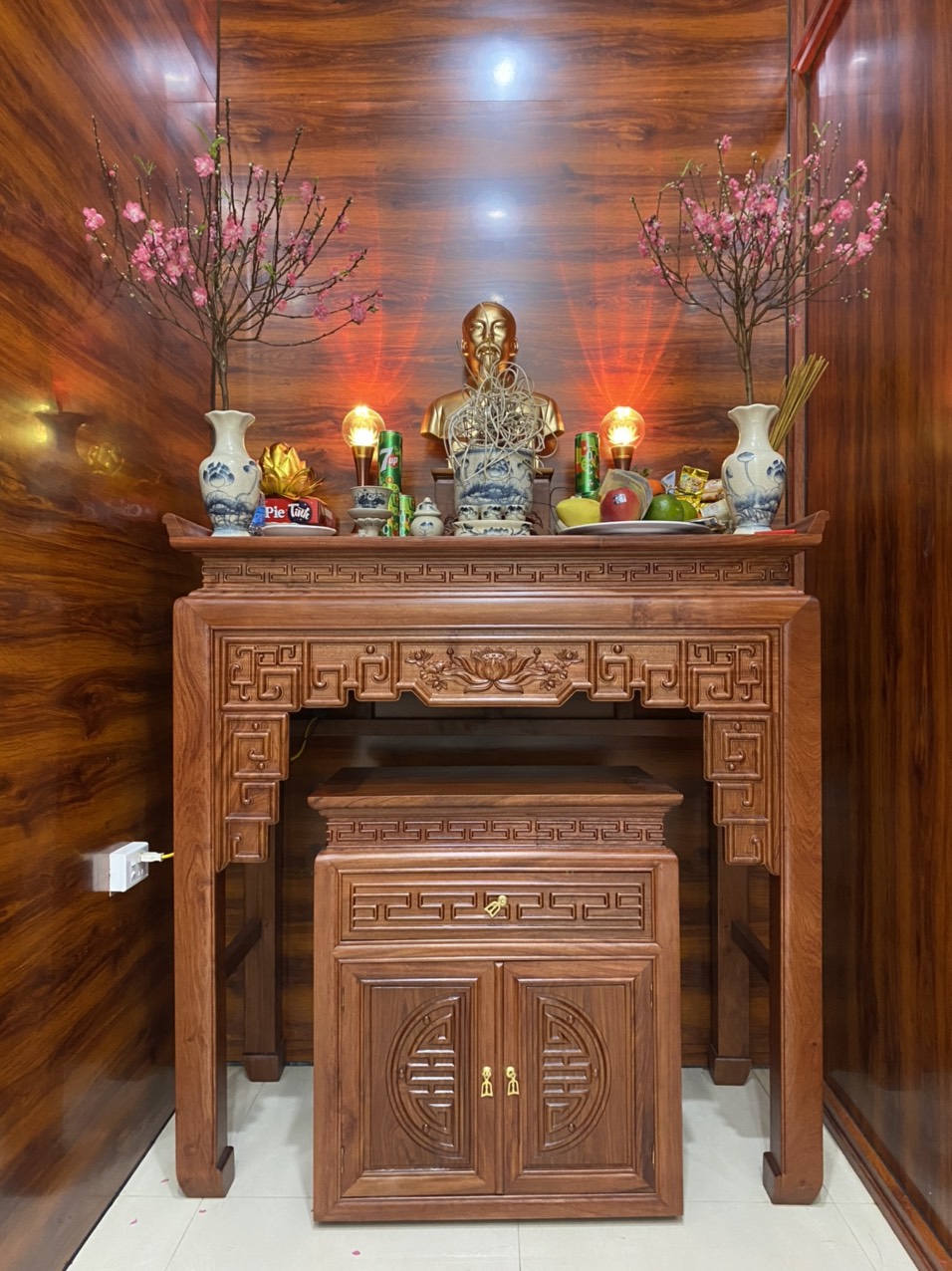 Ban thờ gia tiên chạm hoa sen 2