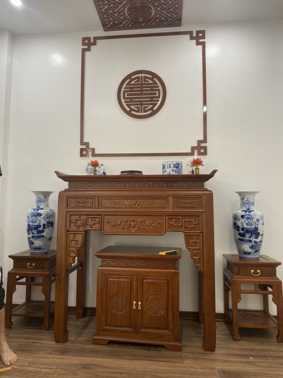 Ban thờ gia tiên chạm hoa sen